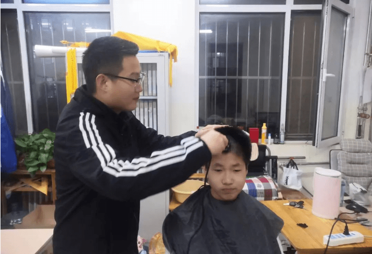 衡水市冀州中学高二年级老师封校期间为学生们理发