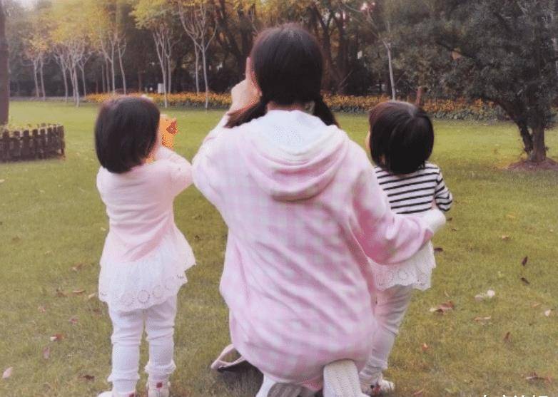 双胞胎女儿,出生后取名叫做"跳跳俏俏",从名字就可以看出来谢娜跟张杰