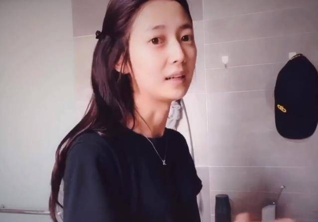 原创陈钰琪在家变眼镜妹看清刚起床的素颜不敢相信她27岁了