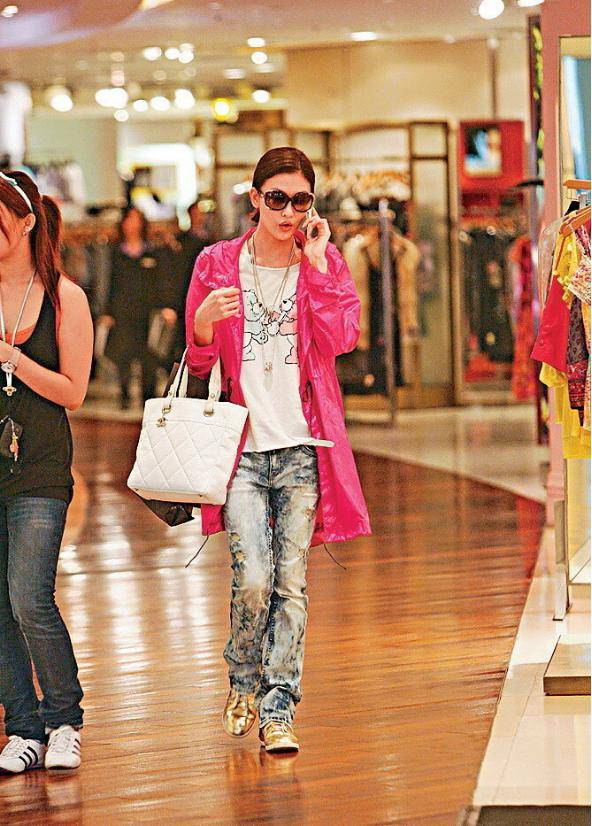 李彩桦真会打扮穿牛仔背带裤没配长款打底衫轻松秀出曲线魅力