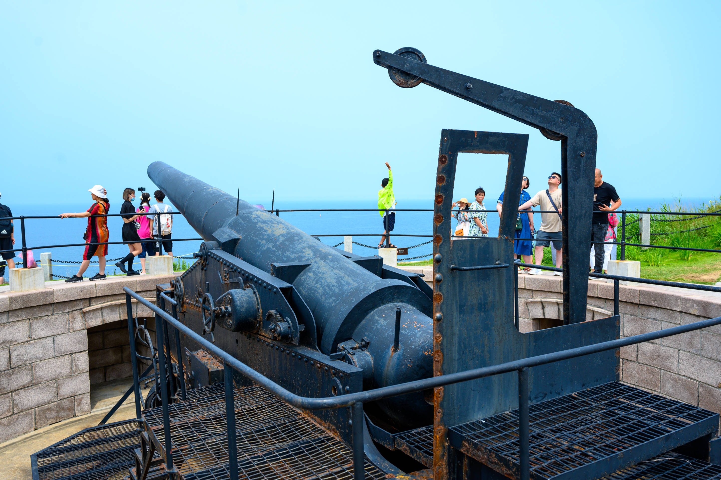 威海旅游必打卡的景点:刘公岛风景区,素有"不沉的战舰"之美誉_炮台