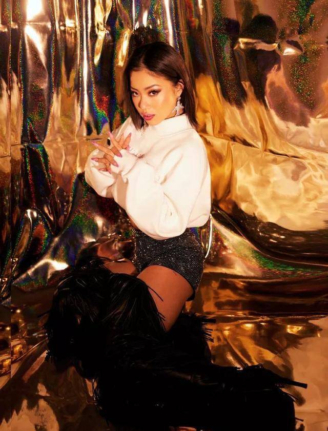 王菊真是好敢穿!