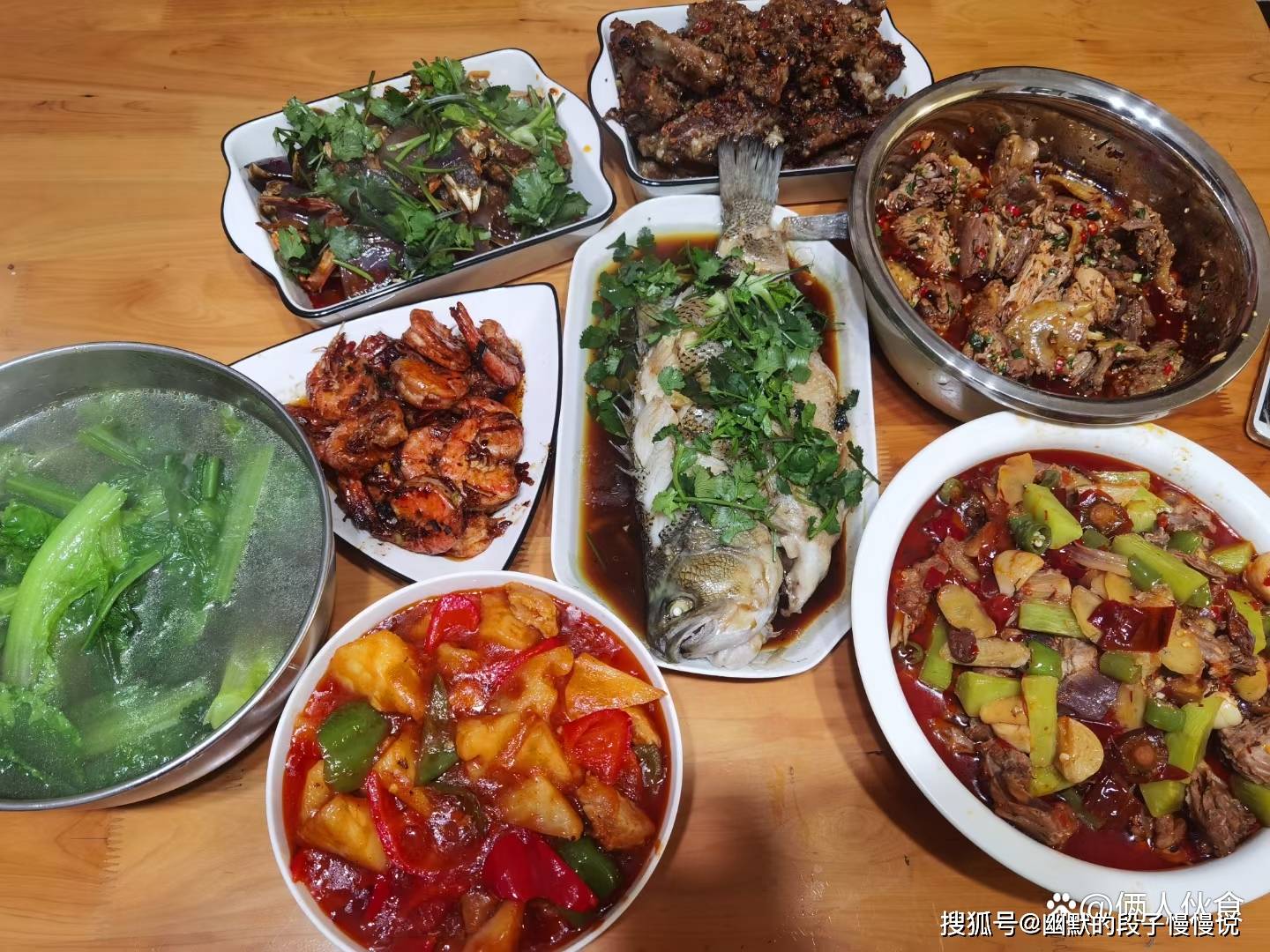 爸爸妈妈女儿一起帮忙,买菜,拍照完成一桌子美食,各种家宴齐上阵,你家