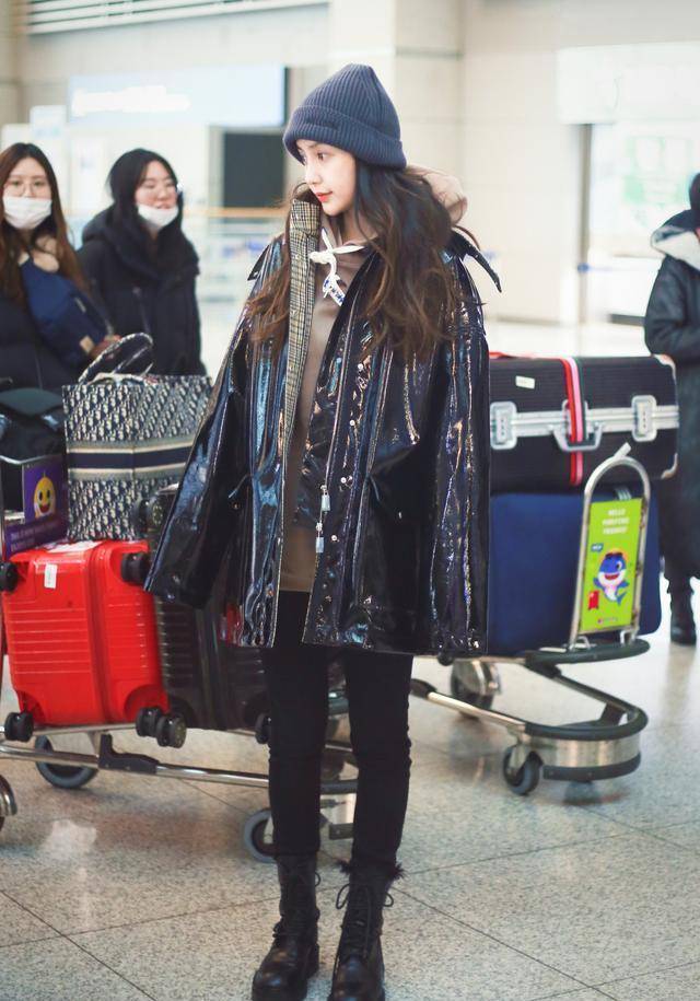 原创angelababy真洋气穿黑色亮面羽绒服配小黑裤一点不像31岁的人
