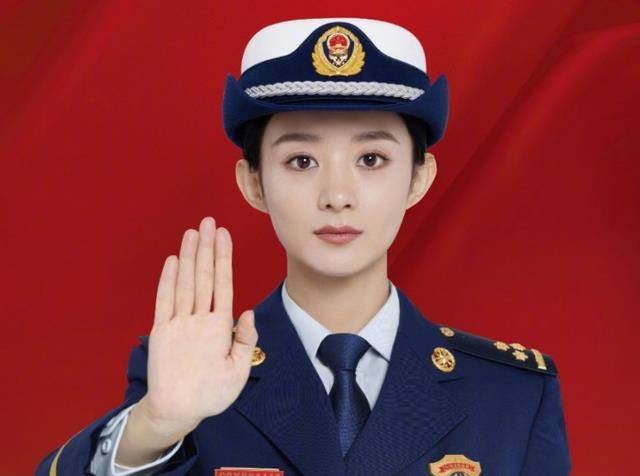 原创赵丽颖拍消防宣传片穿上警服的她英姿飒爽帽子下的发型成焦点