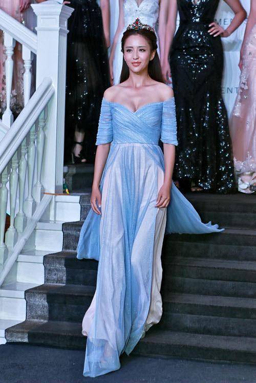 原创佟丽娅终于舍得放开穿了一袭低胸黑裙风光无限身材没得说