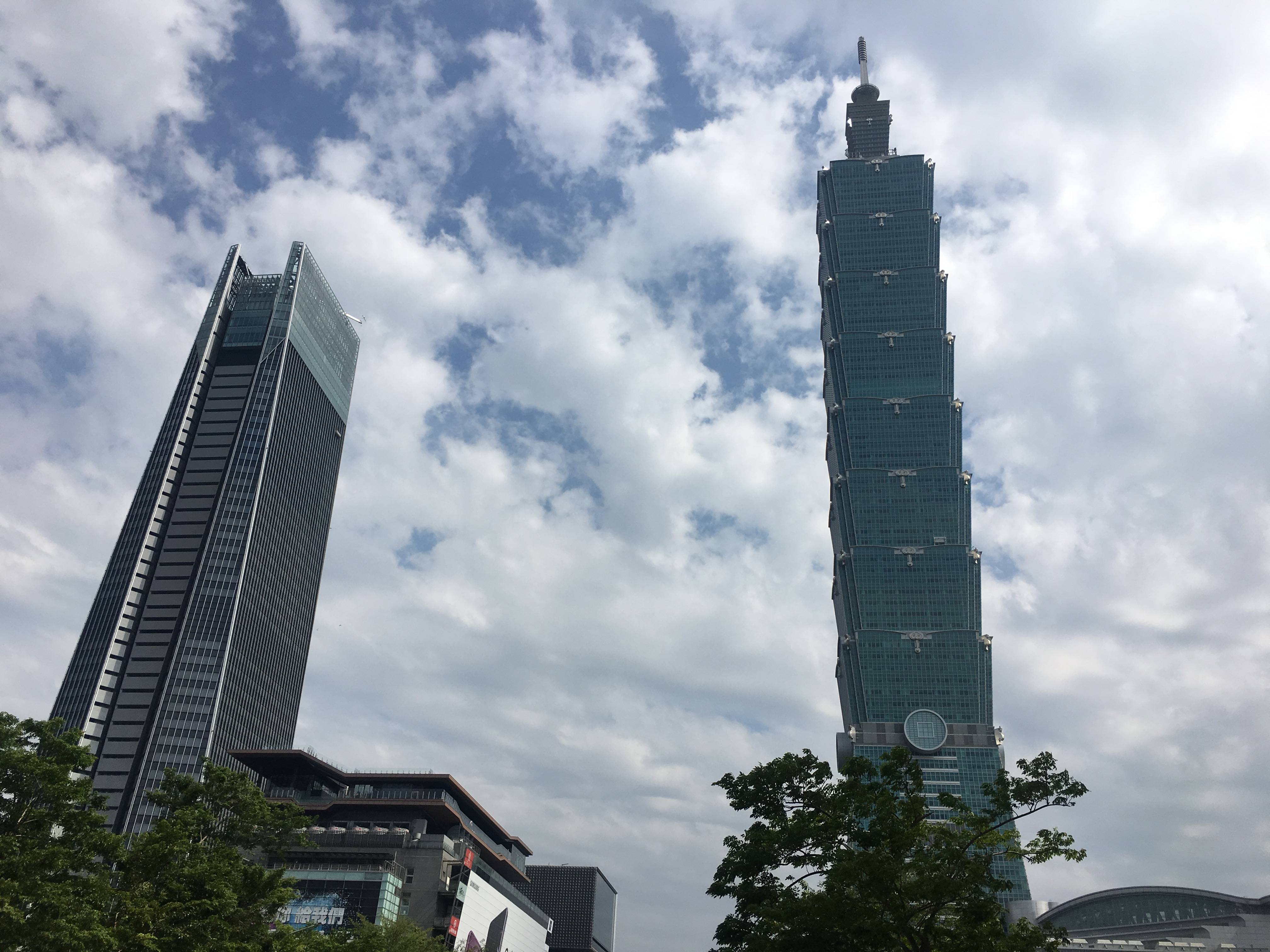 台北最高的大楼509米，是台北标志性建筑，记得体验它的高速电梯