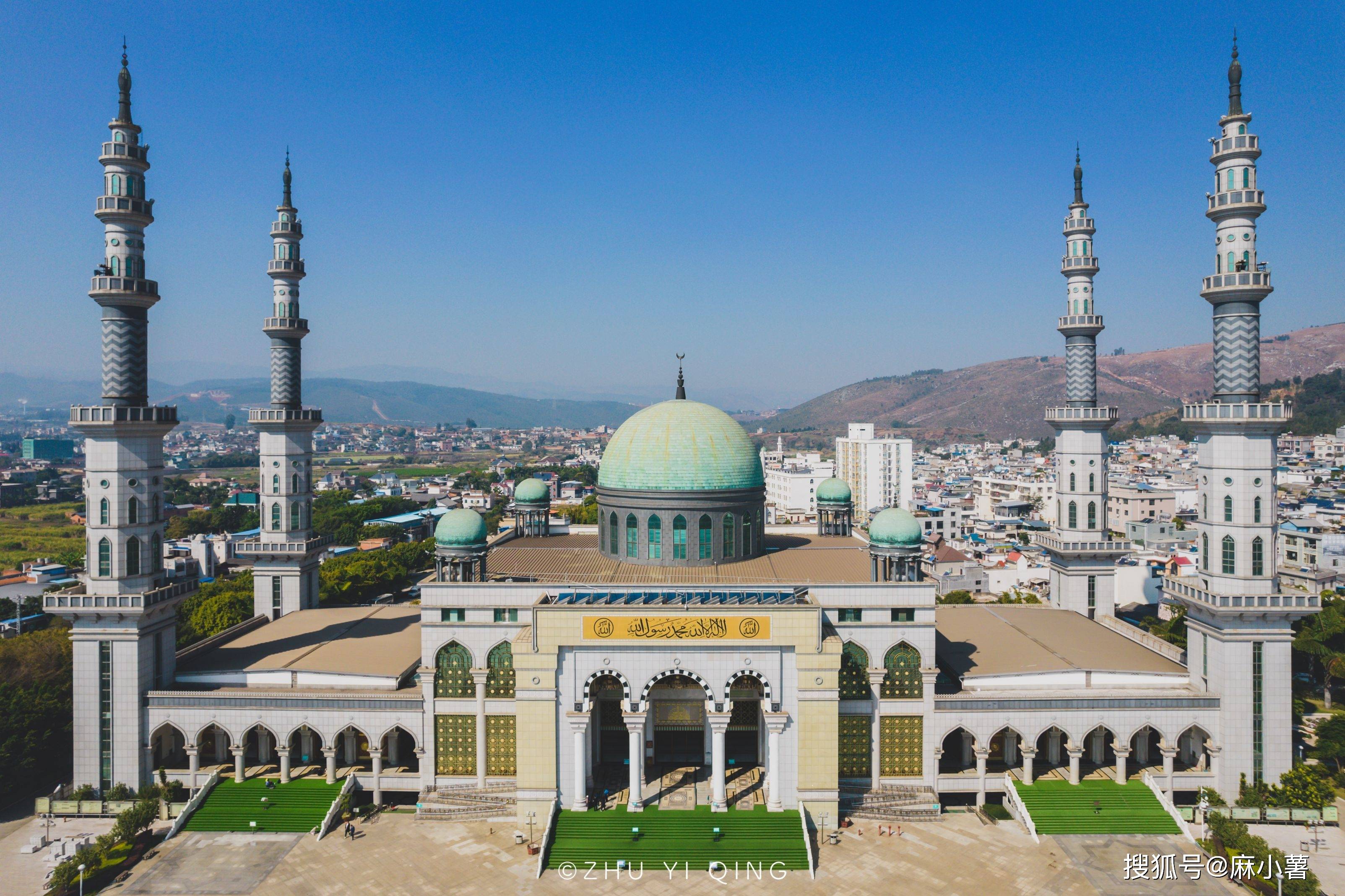 云南也有一座清真寺，号称亚洲面积最大，富丽堂皇国内也很少见