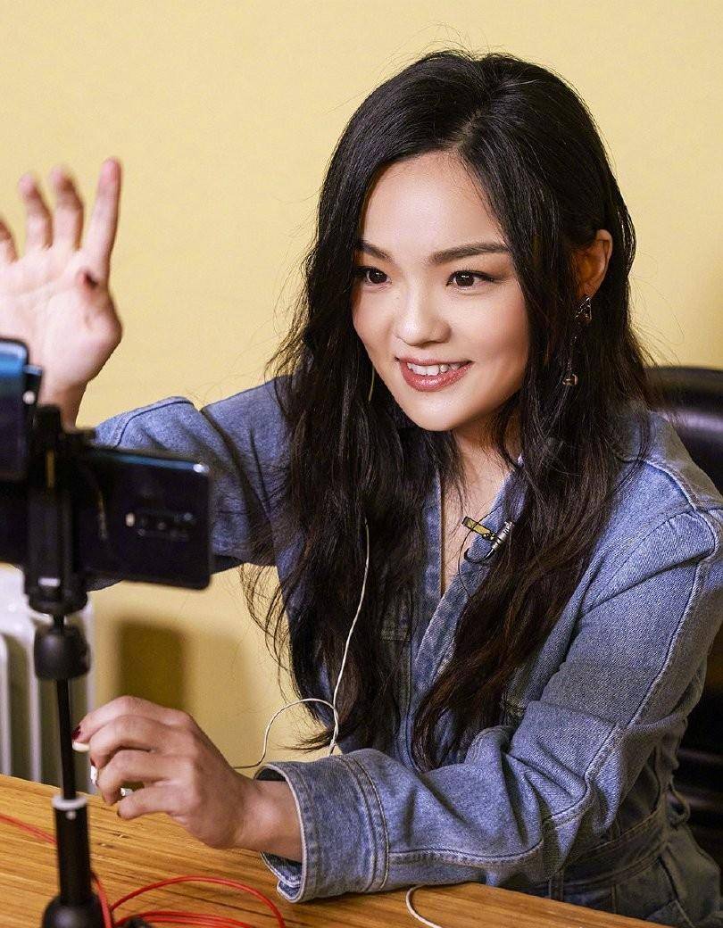 《歌手》剧照来袭,华晨宇穿帅气牛仔套装,黄霄云高马尾太甜美_新造型