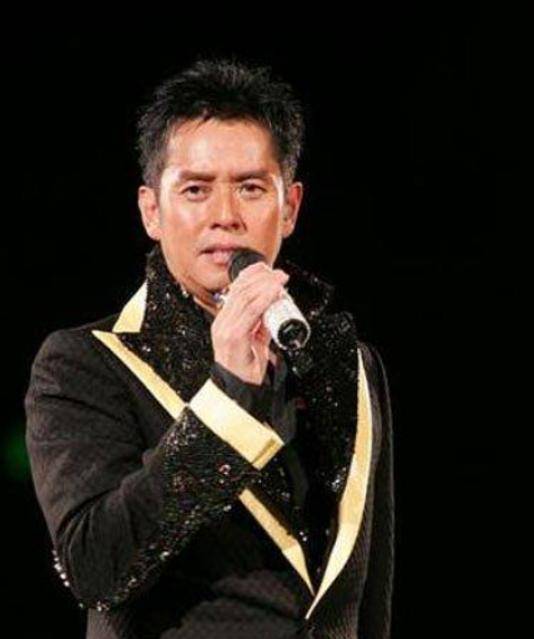 原创70岁歌王谭咏麟晒近照穿着打扮似小伙老当益壮永远25