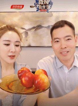 原创冯小刚与她合作袁隆平马云称赞她超越李佳琦34岁成业内神话