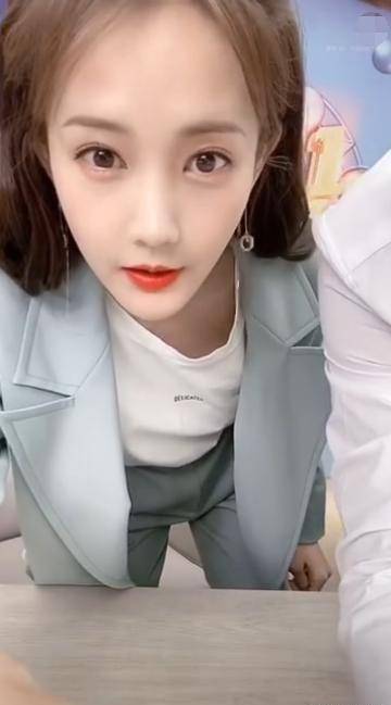 原创李一桐太圈粉被美颜的自己吓到没有明星架子自我吐槽太搞笑