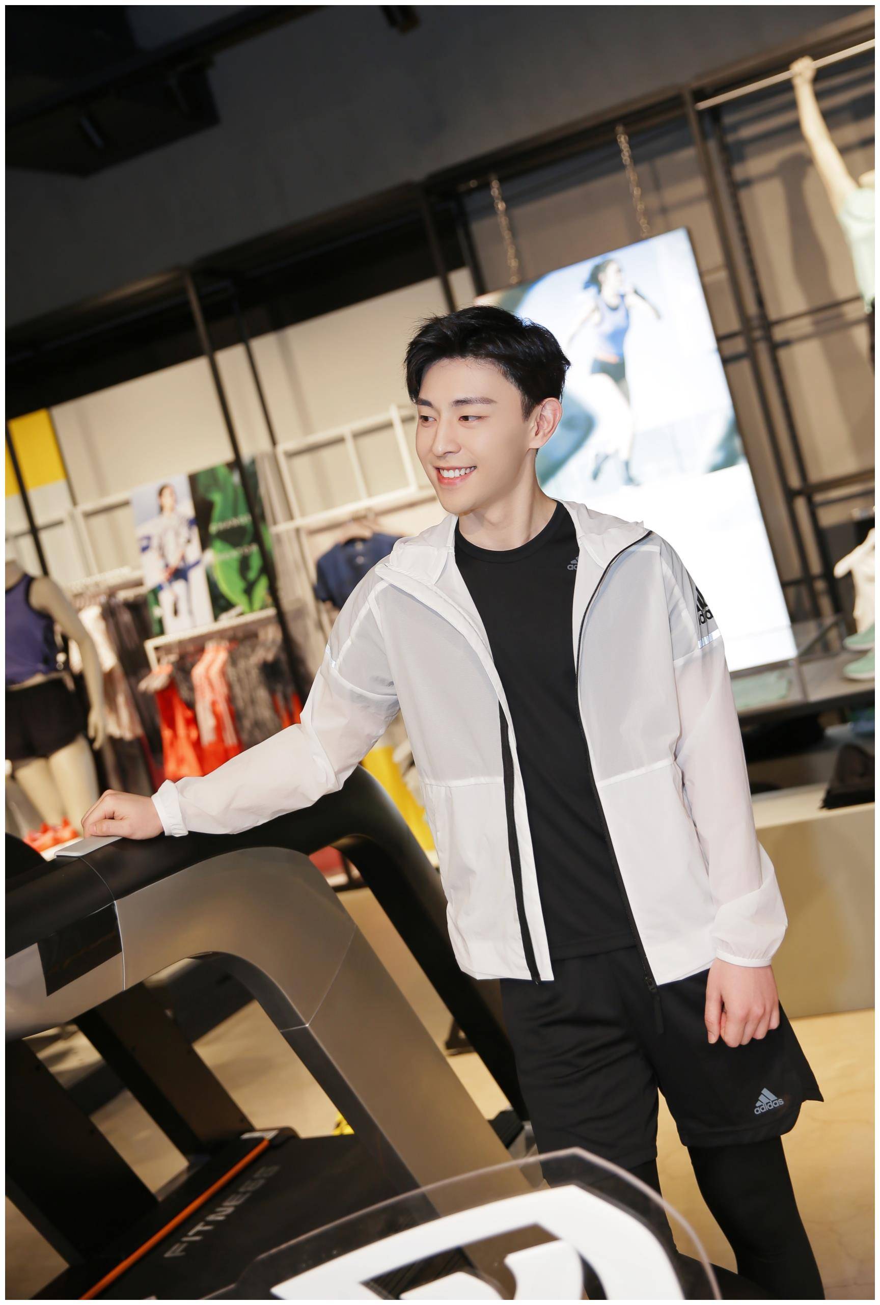 原创邓伦运动装穿出潮流感太帅气朱一龙条纹外套配短袖青春阳光