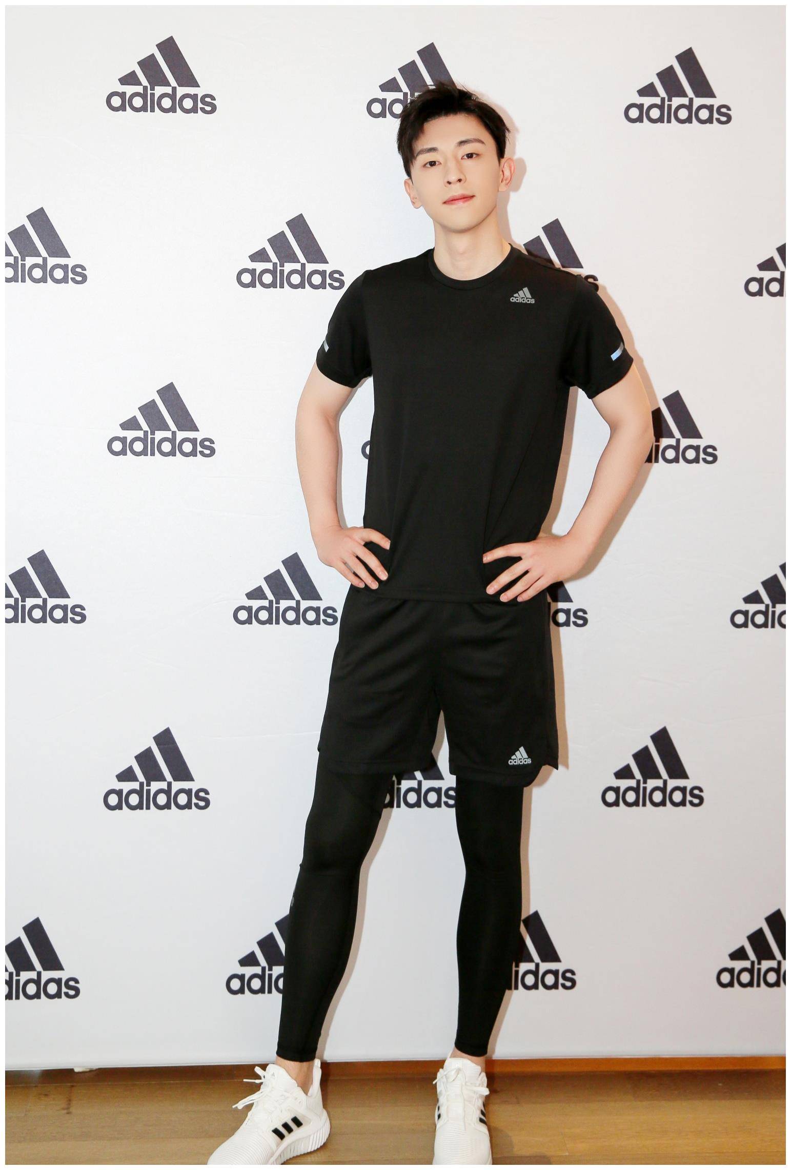 原创邓伦运动装穿出潮流感太帅气朱一龙条纹外套配短袖青春阳光