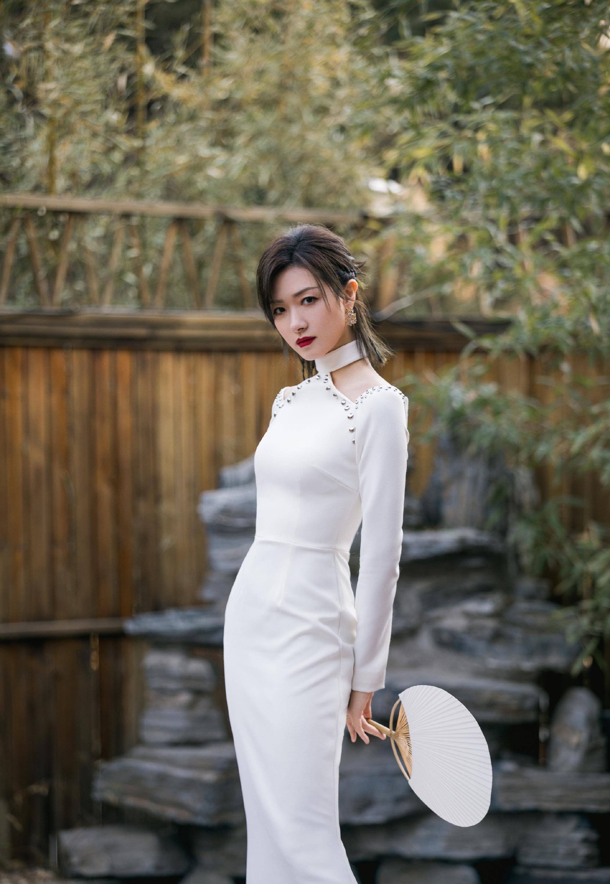 38岁万茜衣品真高级一袭白色连衣裙尽显曼妙身姿真有韵味