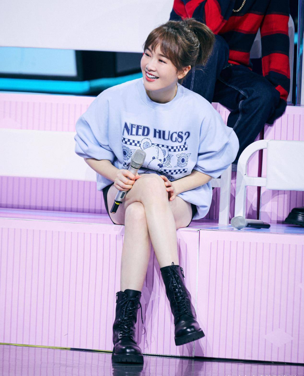 左小青选择运用短裤和卫衣结合,这种方式自然又可以让她的美腿再一次