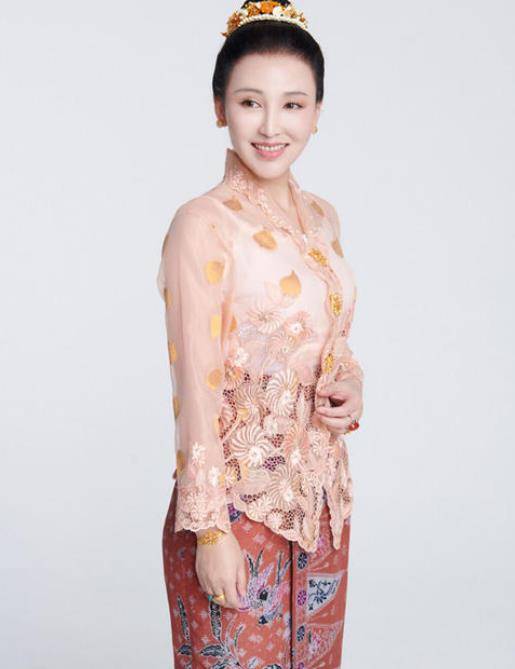 19岁与导演私奔,住6平米地下室连生3胎,后被丈夫用7部剧捧红_郭靖宇