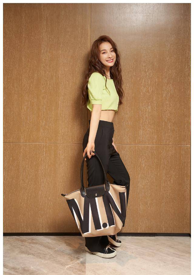 37岁吴昕真是让人惊艳,穿蓝色丝绸露脐套装,小秀马甲线好迷人_舞台_穿