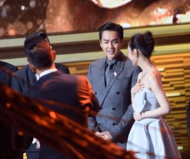 宋轶主动转身与张若昀搭话,谁留意她全程手放哪?