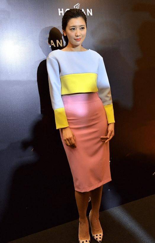 贾静雯47岁风韵犹存穿紧身包裙大秀好身材无奈却被小肚子抢镜