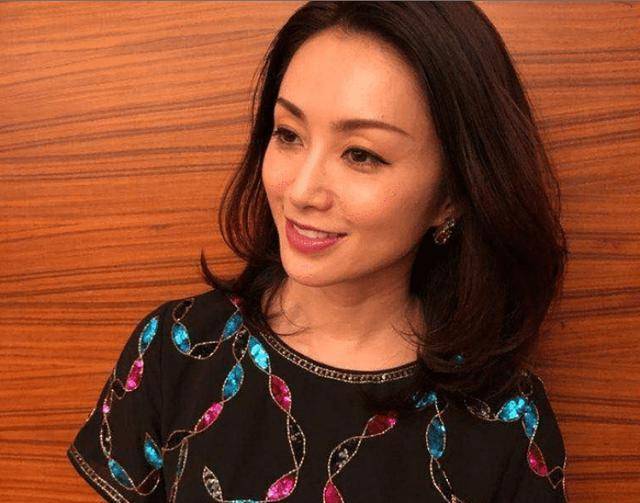 原创49岁酒井法子晒近照颜值回春状态好自曝靠做运动维持轻盈体态