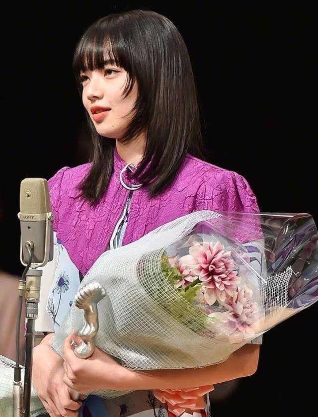 她有权志龙最爱的 厌世脸 今穿上碎花裙 却意外显老好几岁 小松菜 时候 衣品