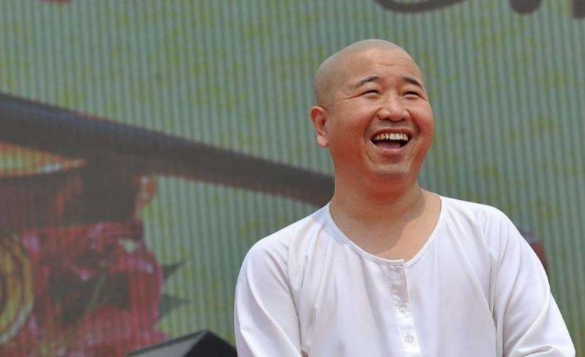 刘能标志性光头没了王小利蓄起头发发文称想粉丝了