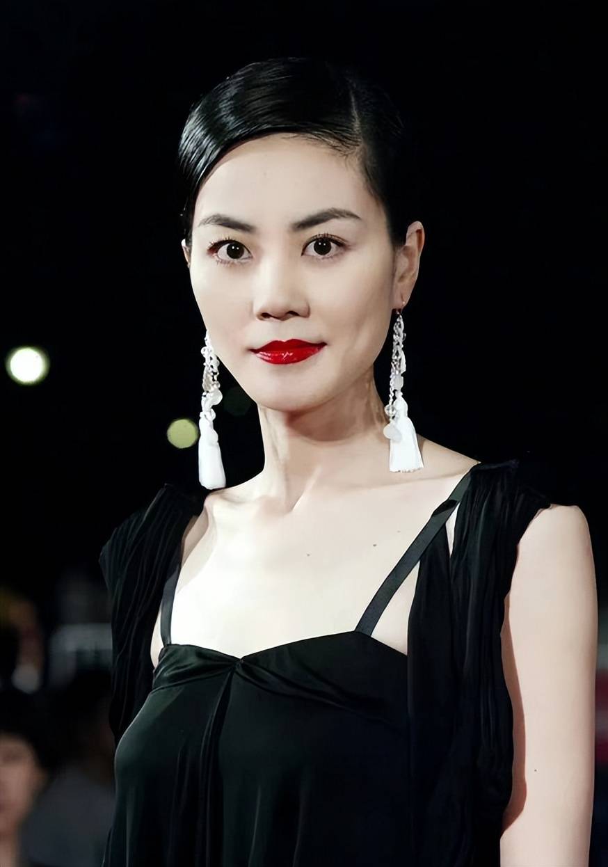 原创看了王菲年轻时的穿搭才发现她的颜值被严重低估了肤白貌美