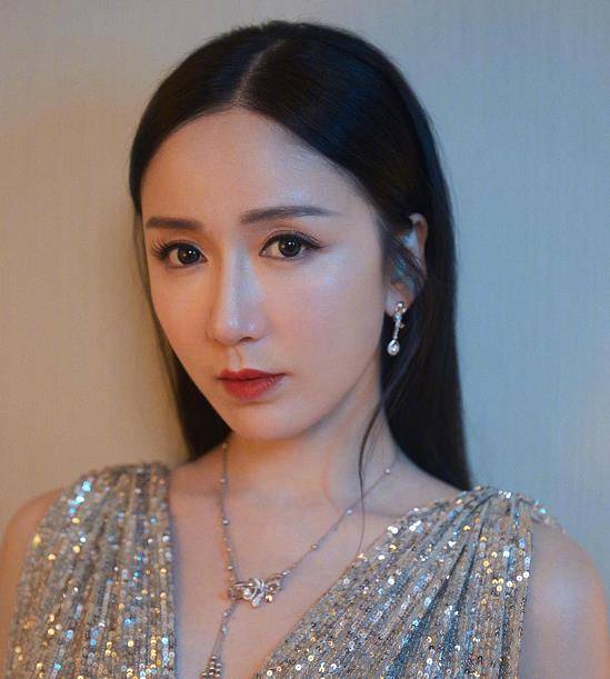 娄艺潇挑战时尚裙当她转过身那一刻男粉的眼睛移不开了