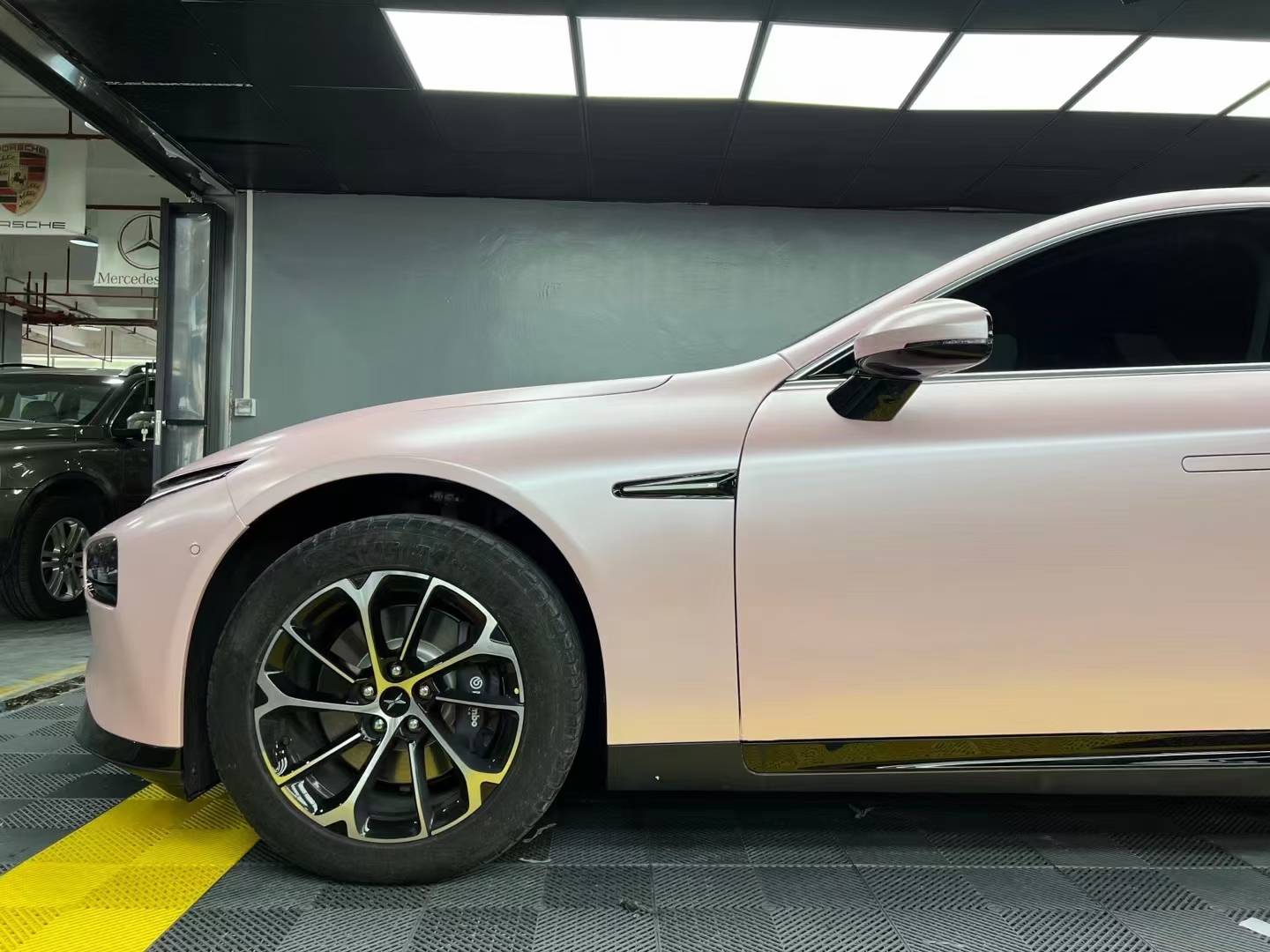 小鹏汽车菲卡改色膜电光樱花粉