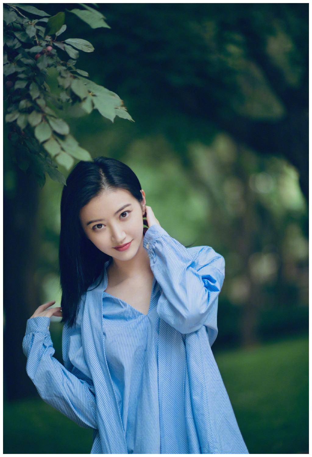 景甜更新美照,简直美成了壁纸,浅蓝色衬衫搭配长发,不像31岁_衣服