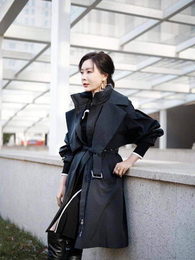 原创陈数气质真好黑色风衣长筒靴简约帅气不走优雅风依旧很迷人