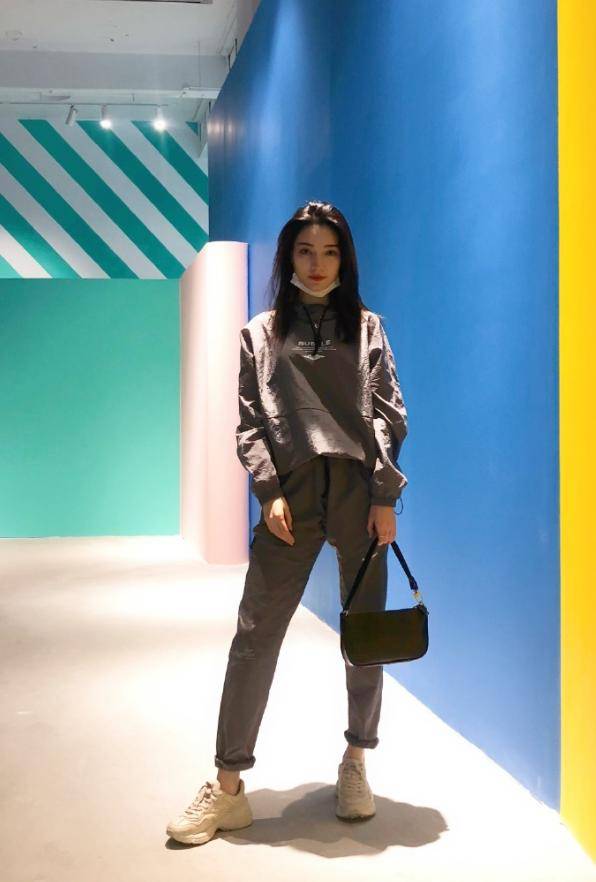 素颜女神代斯颜值高大长腿各种长裤轻松驾驭