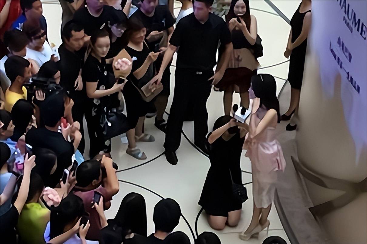 2014年的一件"助理下跪举话筒"事件让秦岚温婉好脾气的形象一路下滑