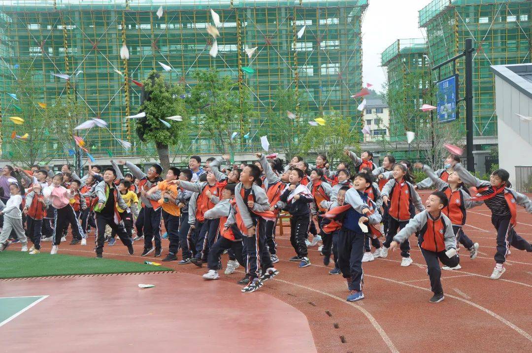 别顾着学习课本知识一起去临安城南小学逛逛科技节