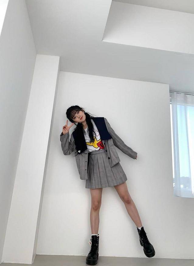 原创宋雨琦太会穿了故意拿显胖的白袜扯成堆堆袜腿成队里最细