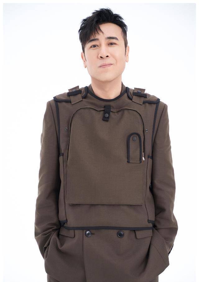 他是观众眼中的好演员,穿个性牛仔外套不服老,49岁欢脱时尚_于和伟