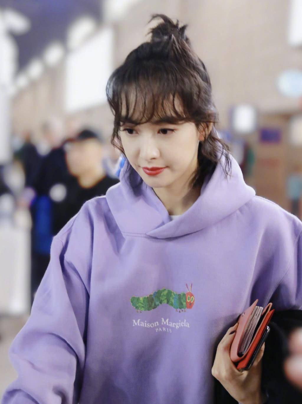 原创宋茜太接地气紫色卫衣配睡裤丸子头调皮减龄33岁美成13岁