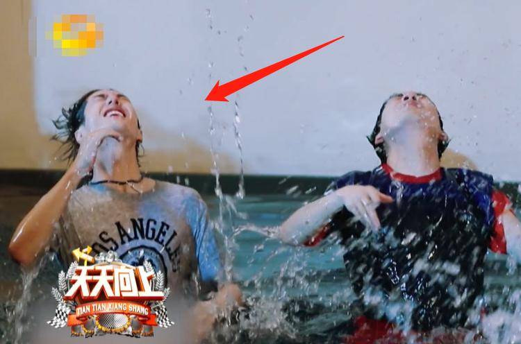 原创王一博在泳池玩水当他浮出水面那一刻这才是22岁真实模样