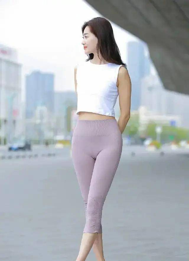 原创打底裤的穿着展现绝佳的气质显现出美女的温柔