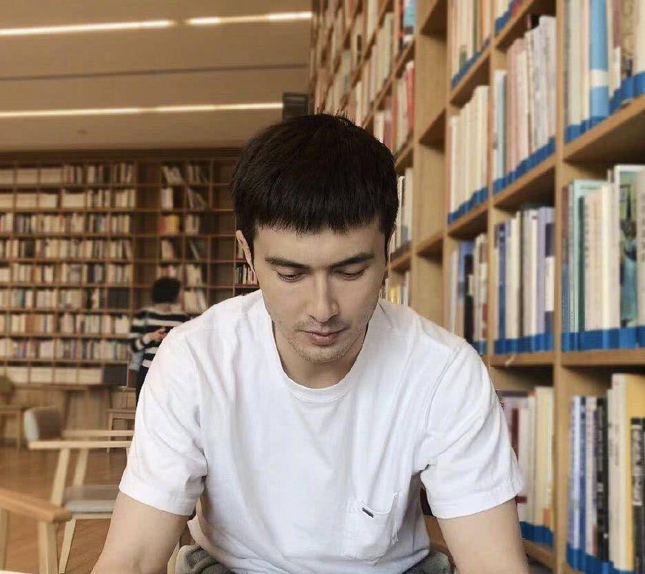 最美东华帝君靠滤镜,37岁高伟光素颜采访皱纹明显,真的显老
