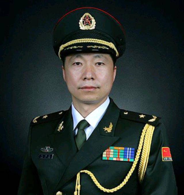 尤其是杨利伟,他在2003上太空之前,还是一名中校军官,而到了2008年7月