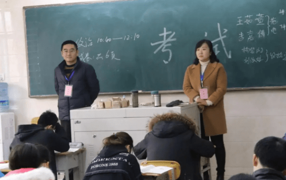 女老师首次监考，黑板上写的字让人哭笑不得，学生调侃还有这好事