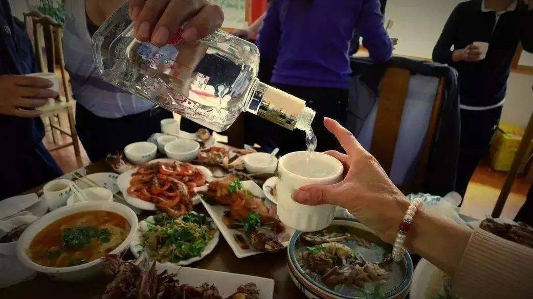 夏天喝白酒牢记2要3不要合理饮酒很重要早懂早受益