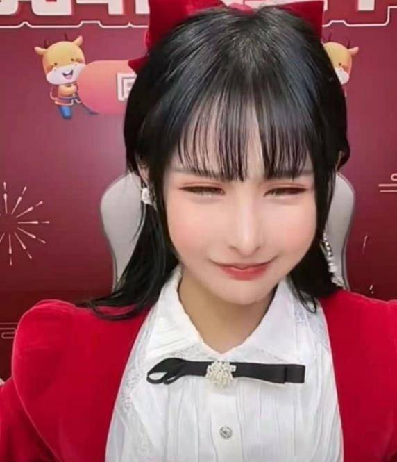 辛巴徒弟猫妹妹近照曝光大口吃播疑暴露下巴假体曾取肋骨隆鼻