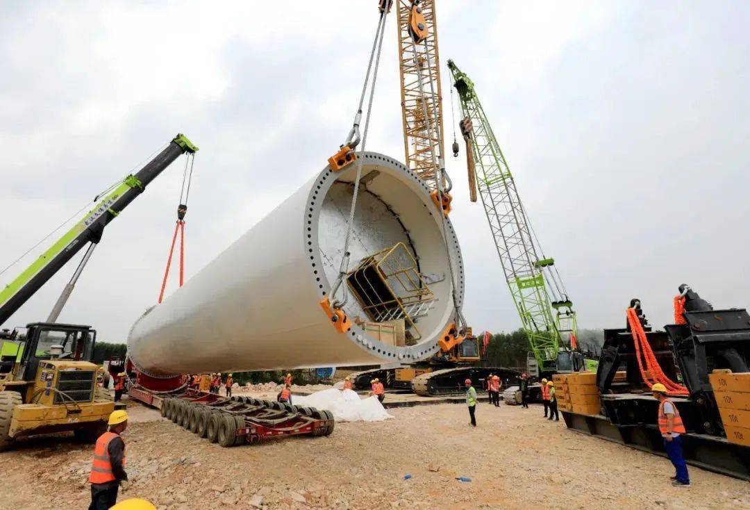 震撼现场直击广西首个平原型风电场首台风机吊装圆满完成