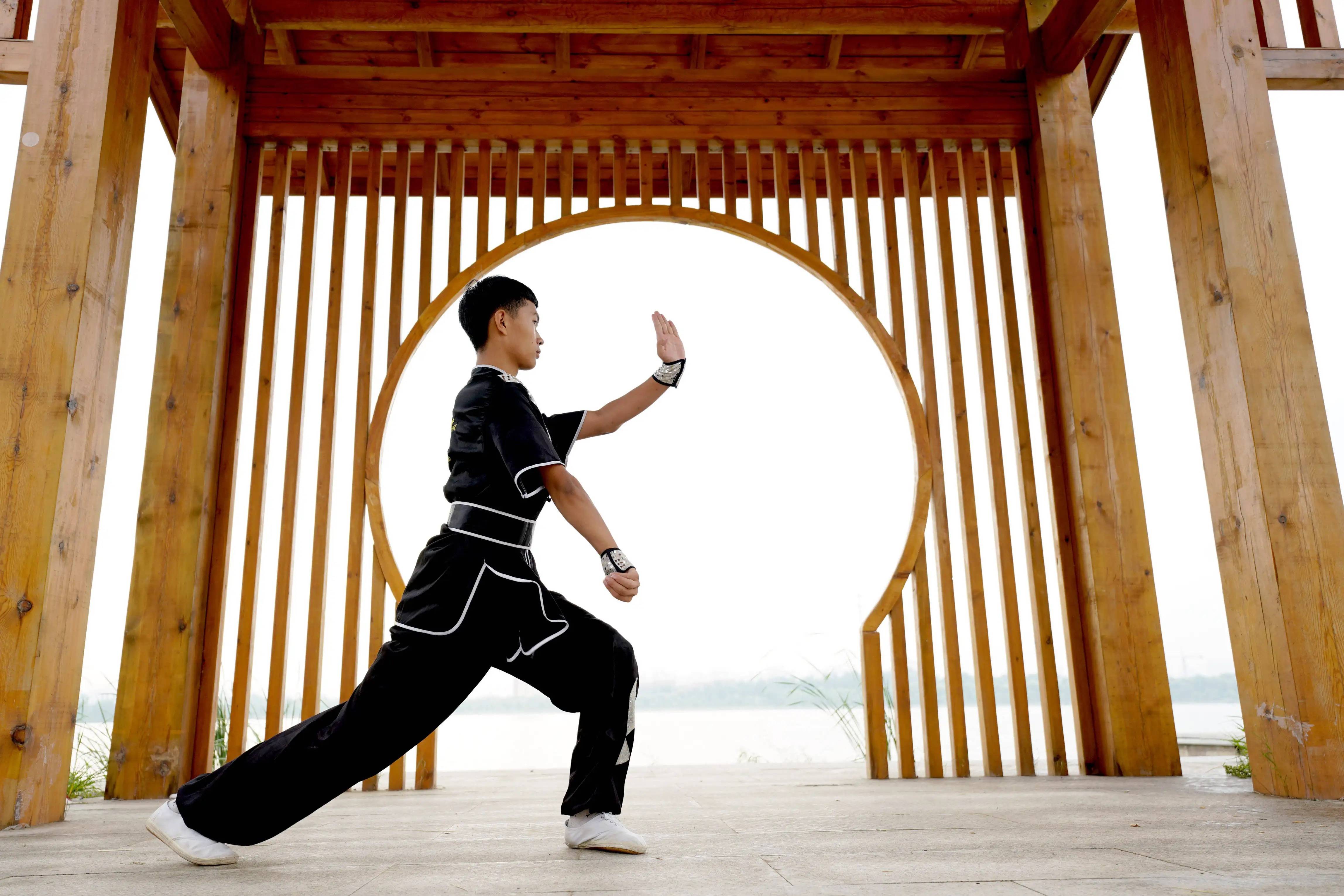 甚至在撩门帘推门和转身换步都按照武术攻防进行意识性动作