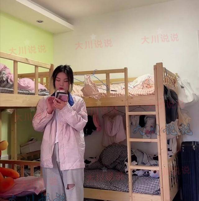 上海漂亮厂妹寝室跳舞,粉色太过显眼,网友:我也想进厂