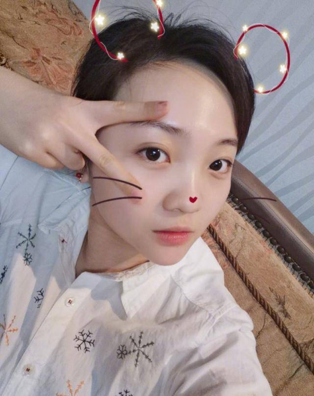不久前,林妙可还在社交平台晒出过一张自己的自拍,自拍中,林妙可穿着