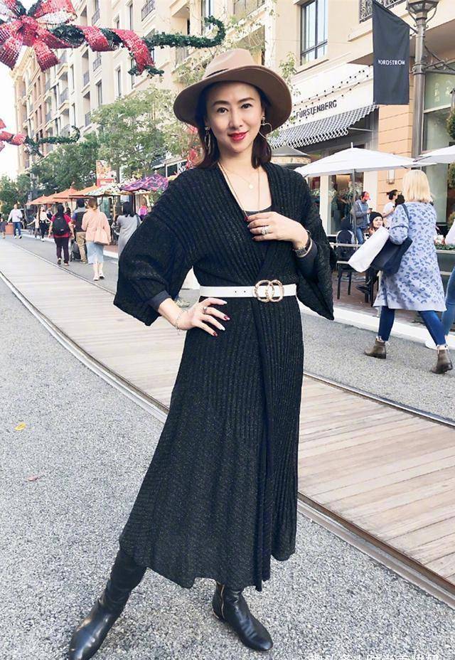 翁虹身材还这么有"料",穿蓝色一字肩连衣裙凹凸有致,哪像51岁_时尚